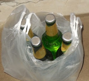 В Тольятти мужчина сбежал из магазина, прихватив с собой 20 бутылок алкоголя