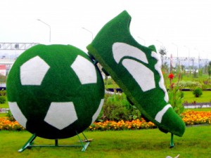 На Южном шоссе в Самаре установлены две новые топиарные скульптуры: бутса с мячом и футболист