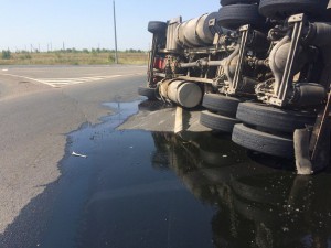 В Самарской области на трассе опрокинулся нефтевоз