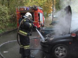 В Сызрани 4 человека тушили горящий автомобиль