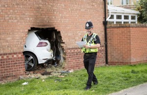 В Британии машина сбила мужчину, который сидел дома перед телевизором