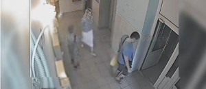 В Самаре полицейские задержали молодого человека, который, угрожая ножом, ограбил девушку в лифте