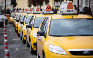 В мэрии Москвы рассказали о планах пересадить чиновников на такси