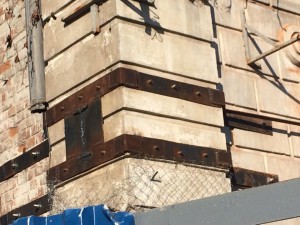В Самаре с помощью металлических стяжек спасают старинное здание