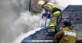 В Самарской области 12 спасателей боролись с огнем в частном доме