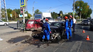 Спасатели проводили аварийно-спасательные работы на перекрестке улиц Антонова-Овсеенко и Карбышева, где столкнулись три автомобиля