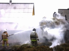 В Рубежном в Самарской области больше 7 часов тушили горящее сено