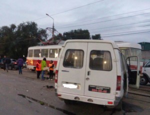 На Заводском шоссе в Самаре столкнулись две иномарки и трамвай