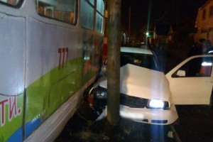 В Самаре на ул. Промышленности трамвай протащил автомобиль и направил в столб