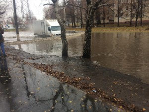 В Тольятти на улице Карбышева образовалась огромная лужа, которую водители пытаются «переплыть» на своих автомобилях