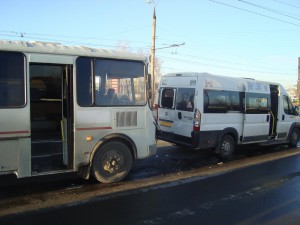 В Тольятти автобус ПАЗ въехал в маршрутку на светофоре