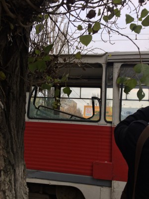 Автокран пробил стрелой стекло трамвая в Саратове