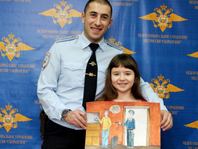 Дети сызранских полицейских нарисовали своих родителей