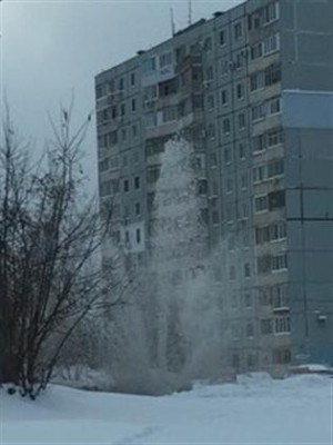 В Самаре на пересечении улиц Дачная и Тухачевского прорвало водопровод - из-под земли забил фонтан