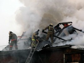 В селе Красные Ключи 10 спасателей тушили пожар в частном доме