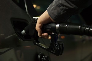 Бензин начал резко дешеветь на товарной бирже после запроса ФАС