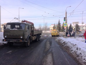 В Самаре под колесами КамАЗа погибла женщина, переходившая дорогу по переходу на зеленый сигнал светофора