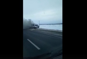 На трассе М-5 в районе аэропорта «Курумоч»,  прямо на дороге, полностью сгорел микроавтобус
