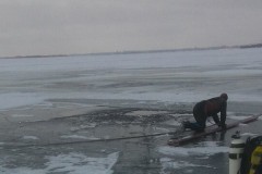 В протоке Ирыкла около острова Нижний из промоины спасатели подняли тело утонувшего рыбака